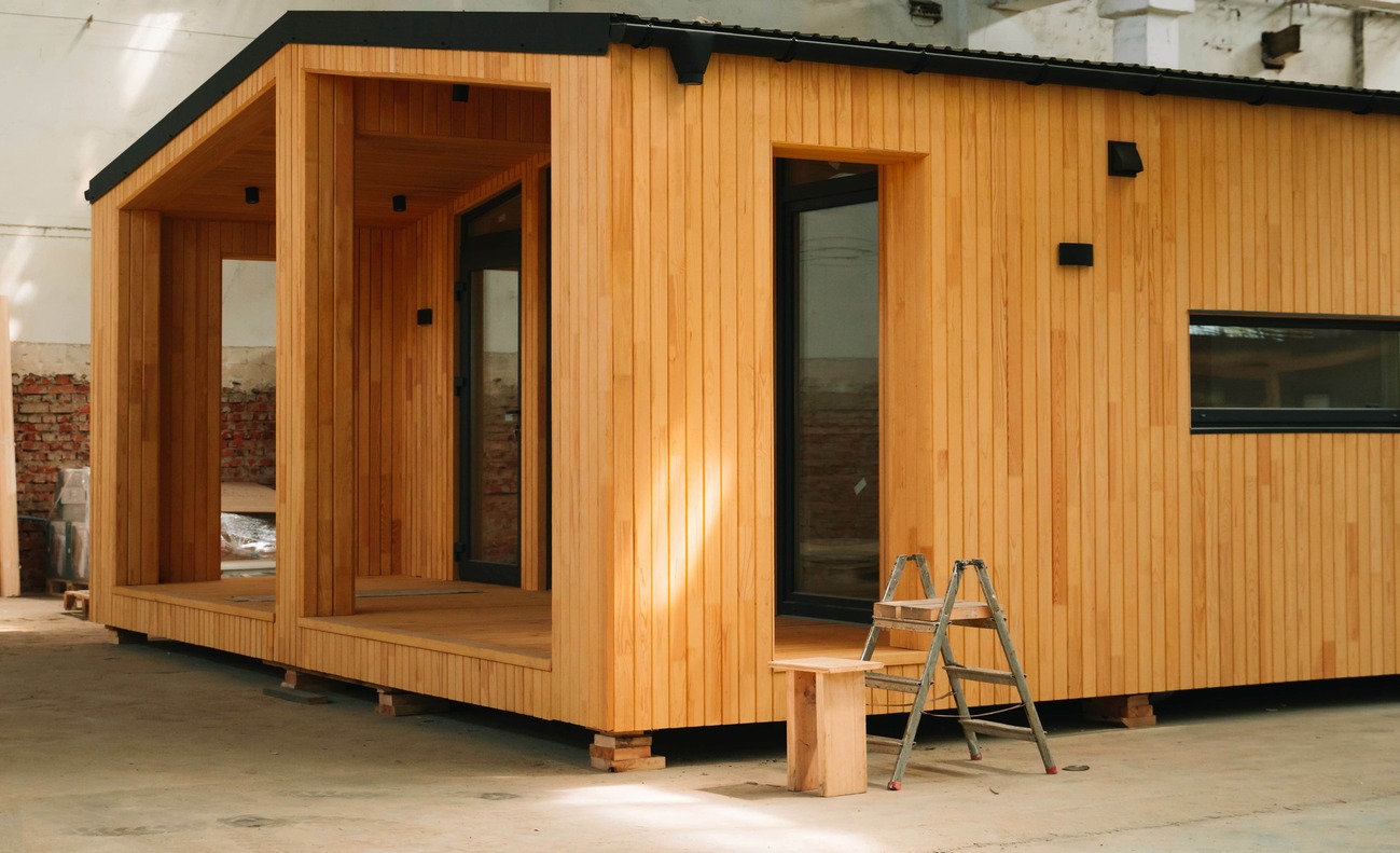 Modular house with in a warehouse with a beautiful wooden facade panels